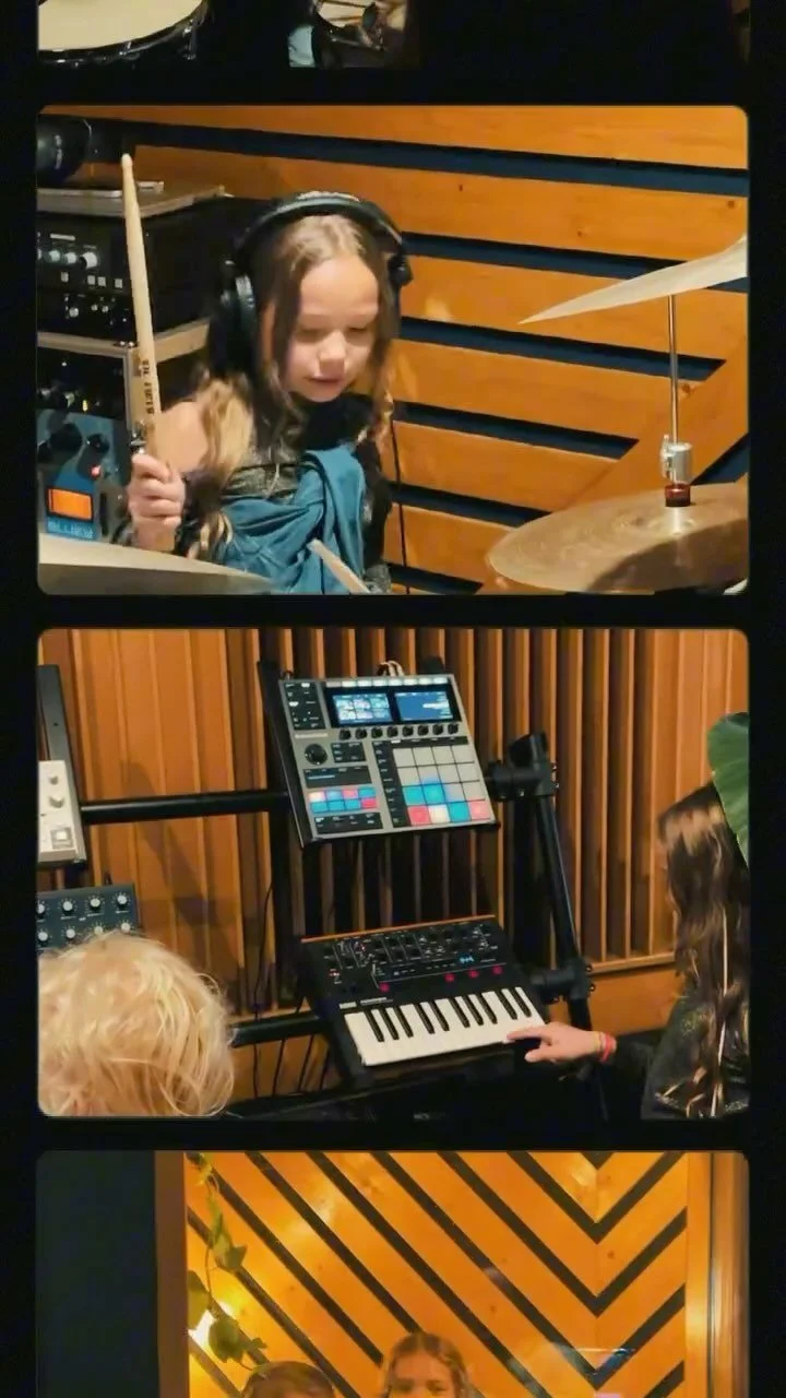 De laatste editie van &lsquo;Vraag de Pro&rsquo; in Foltaazje Studios, wat een toffe groep! Er werd een avond lang gepraat over de dance-scene, bakken met vragen zijn beantwoord en de nodige demo&rsquo;s werden gedropt! ⚡️
<p>Bedankt aan de sprekers va" loading="lazy" src="/assets/img/17280275-image-asset.jpeg"/>
</a></p>
<img loading=