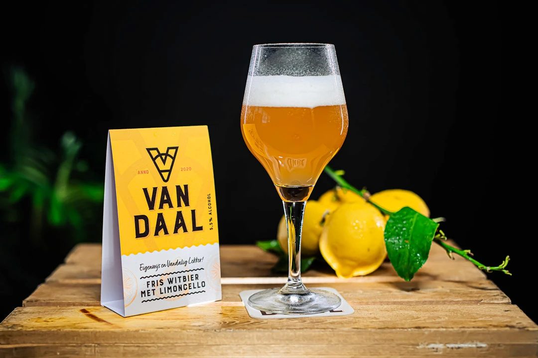 Een glas Van Daal witbier met limoncello naast verse citroenen